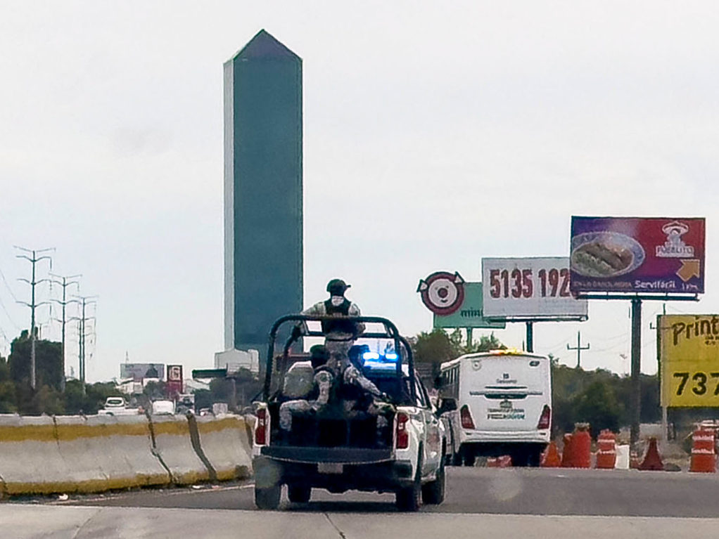 Bewaffnete und maskierte Nationalgarde unterwegs in Puebla