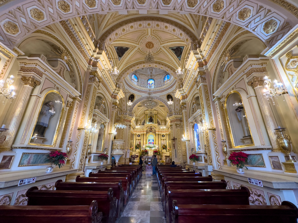 Prächtiger Innenraum der Kirche der Señora de los Remedios.