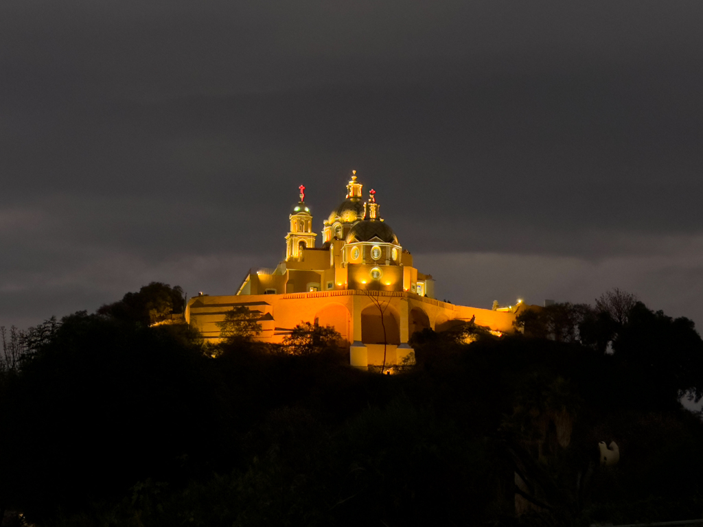 Blick am Abend von unserem Parklatz in Cholula auf die Kirche der Señora de los Remedios