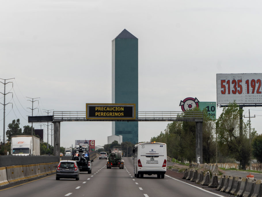 Soldaten auf Patrouillenfahrt auf der Autobahn