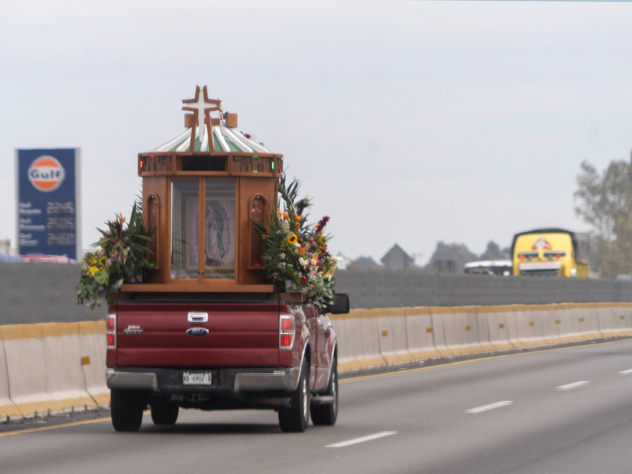 Madonnenprozession auf der Autobahn unterwegs