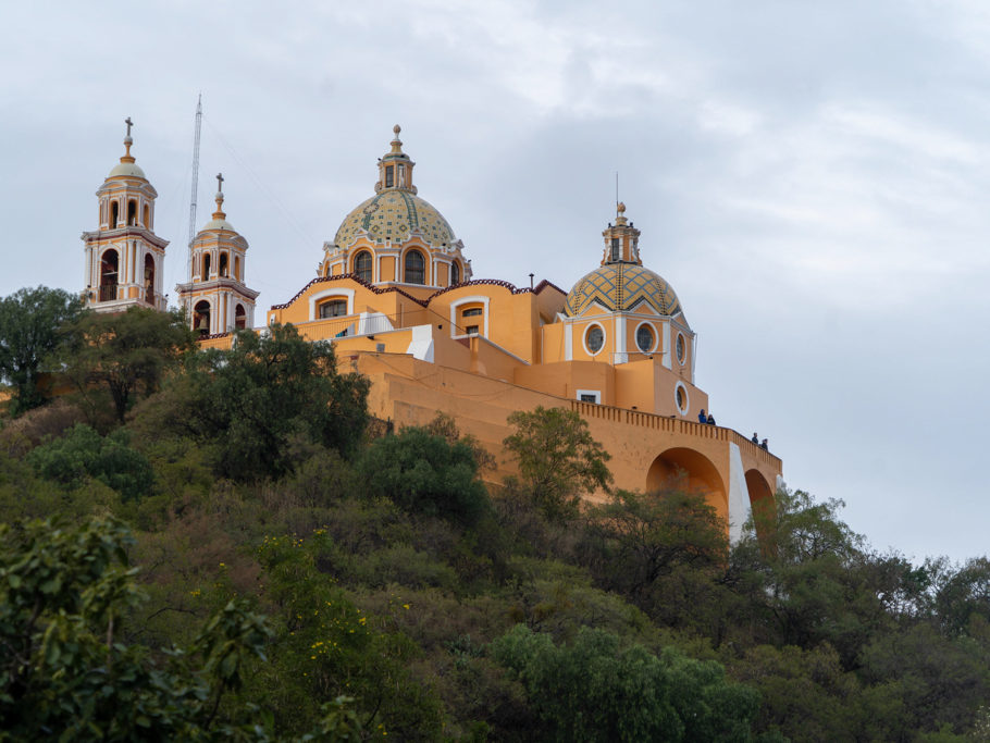 Blick in Cholula auf die Kirche der Señora de los Remedios