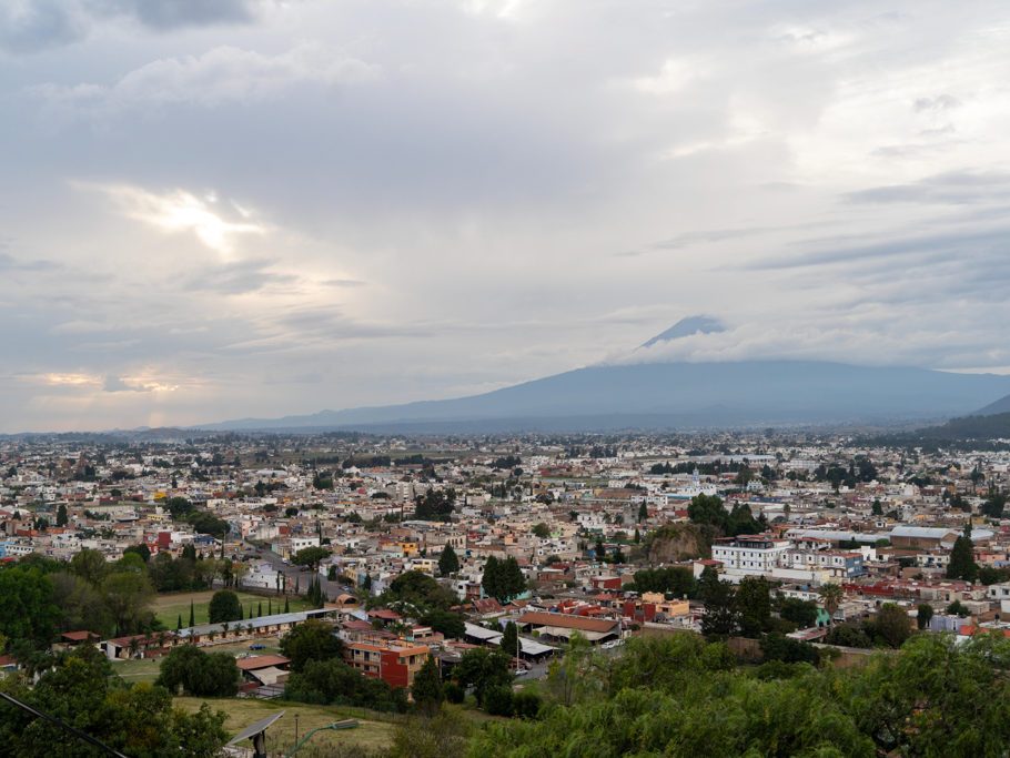 Blick von der Kirche der Señora de los Remedios auf das Umland von Puebla mit dem in Wolken verhüllten Popocatepetl