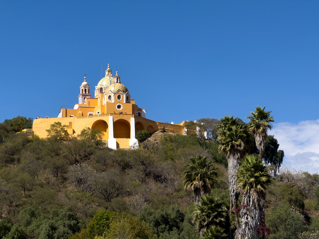 Die prunkvolle Kirche der Señora de los Remedios auf der Pyramide von Cholula