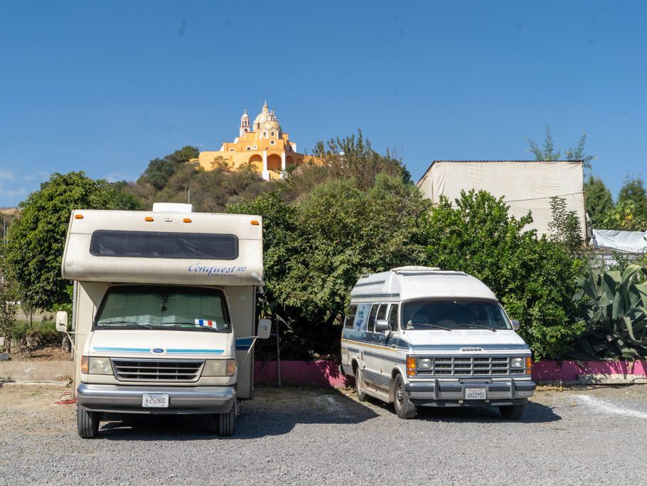Martha mit den Nachbarn aus Frankreich auf unserem Parkplatz vor der Pyramide mit der Kirche der Señora de los Remedios