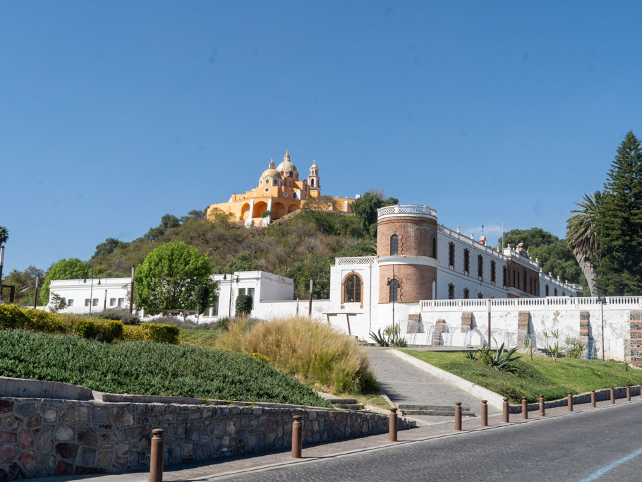 Blick in Cholula auf die Kirche der Señora de los Remedios