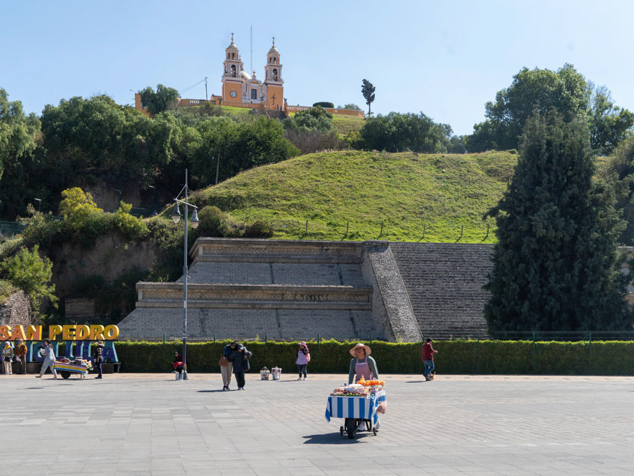 Ein Stück der freigelegten Treppe der Pyramide mit der Kirche der Señora de los Remedios