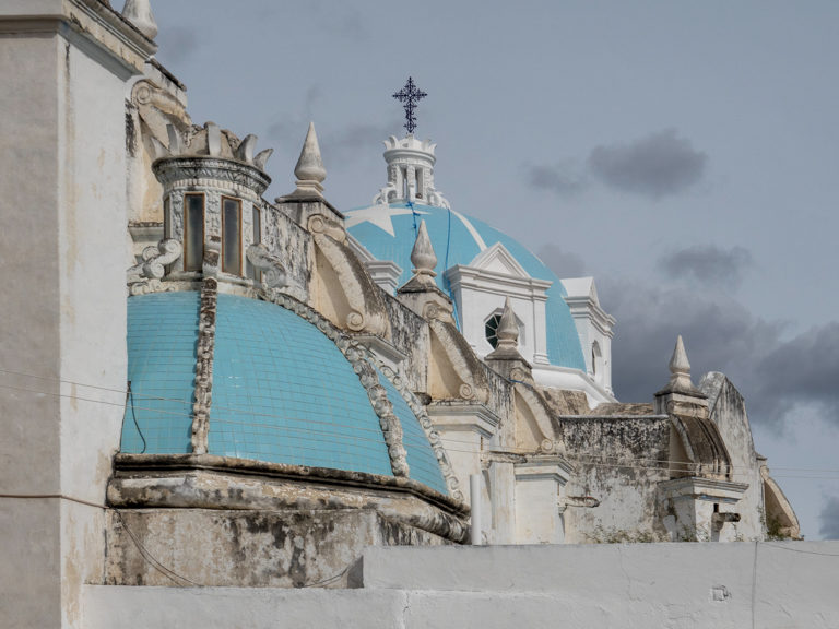 das blaue Kuppeldach der Kirche hier in Zapotitlán