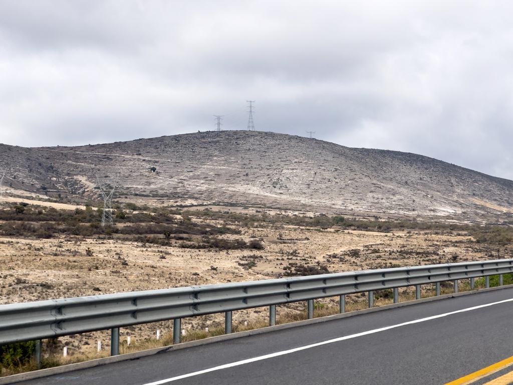 Nur noch trockene Landschaften auf knapp 2'400 m Höhe