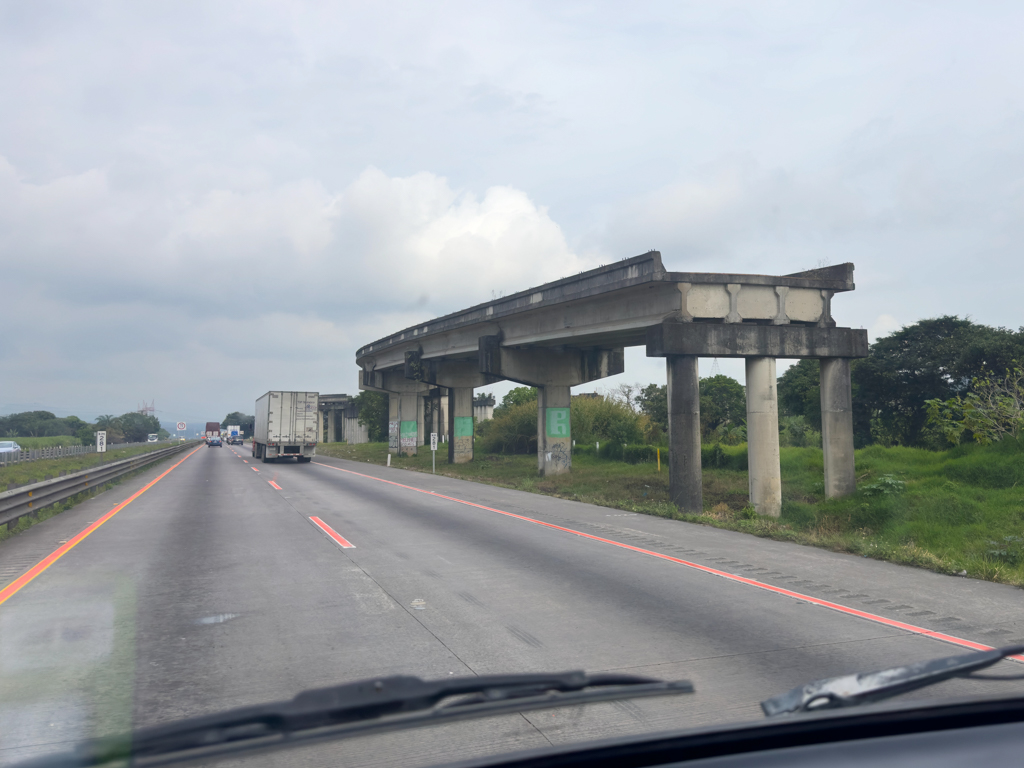 Unvollendete Autobahnbrücke wie überall auf der Welt - so auch hier in Mexiko