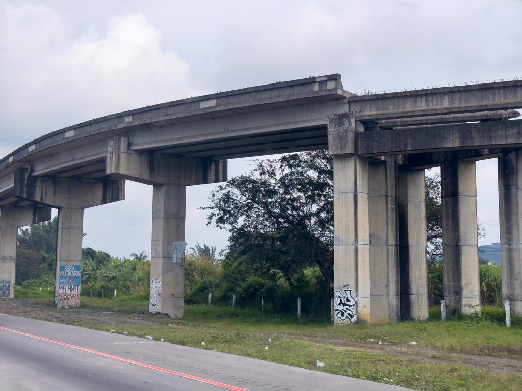 Unvollendete Autobahnbrücke wie überall auf der Welt - so auch hier in Mexiko