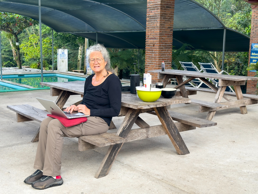 Wie immer arbeitet Ma fleissig in jeder Pause. So auch hier im Playa Dorada