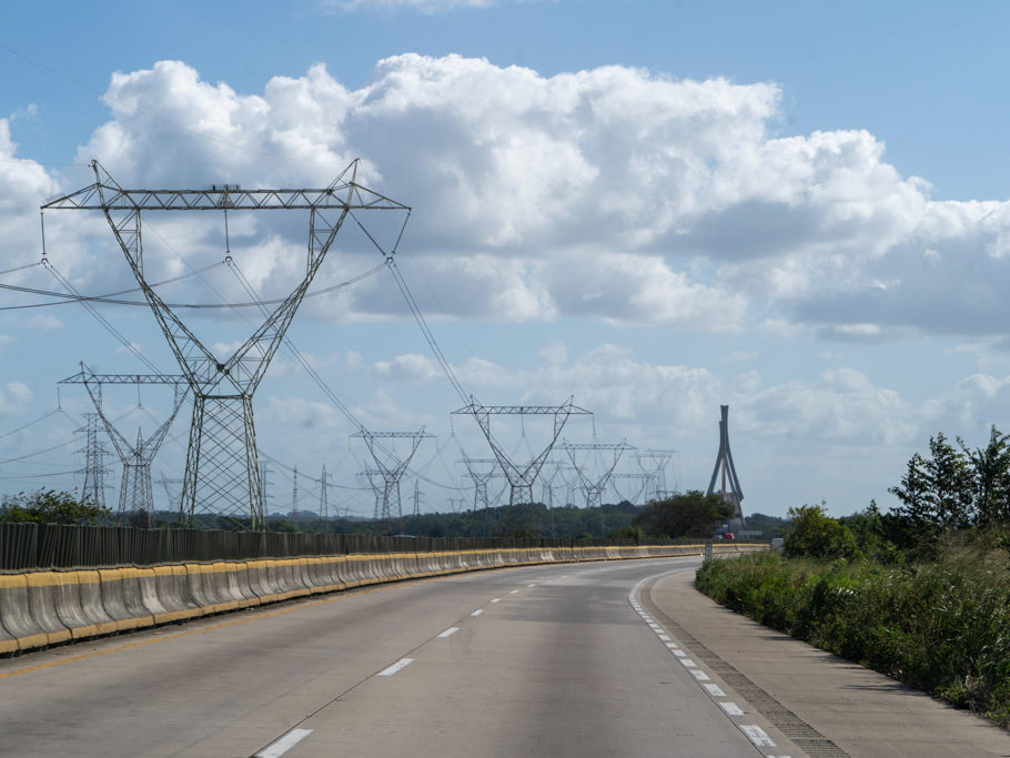 Ohne Strom geht es nicht. Da hinten kommt eine Brücke