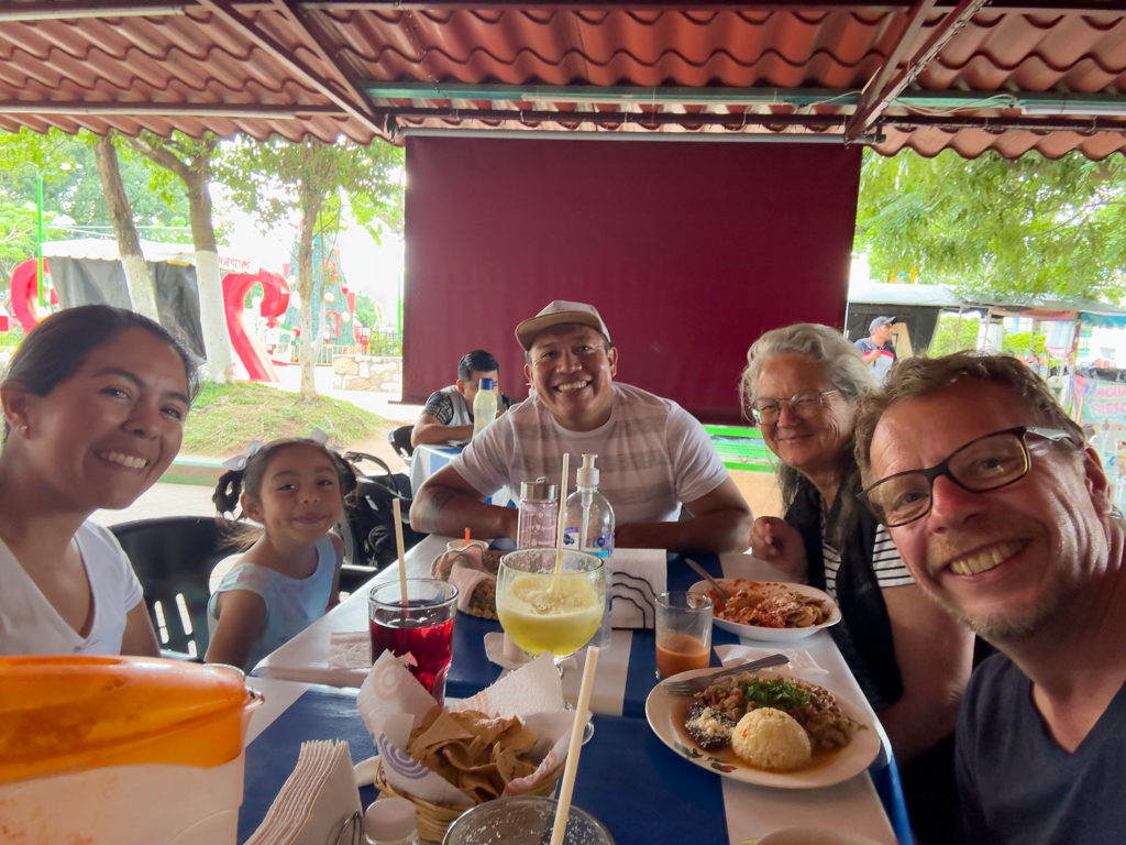 JoMa treffen sich mit Pedros Familie an Palenques Zocalo zu einem späten Zmittag oder frühen Znacht