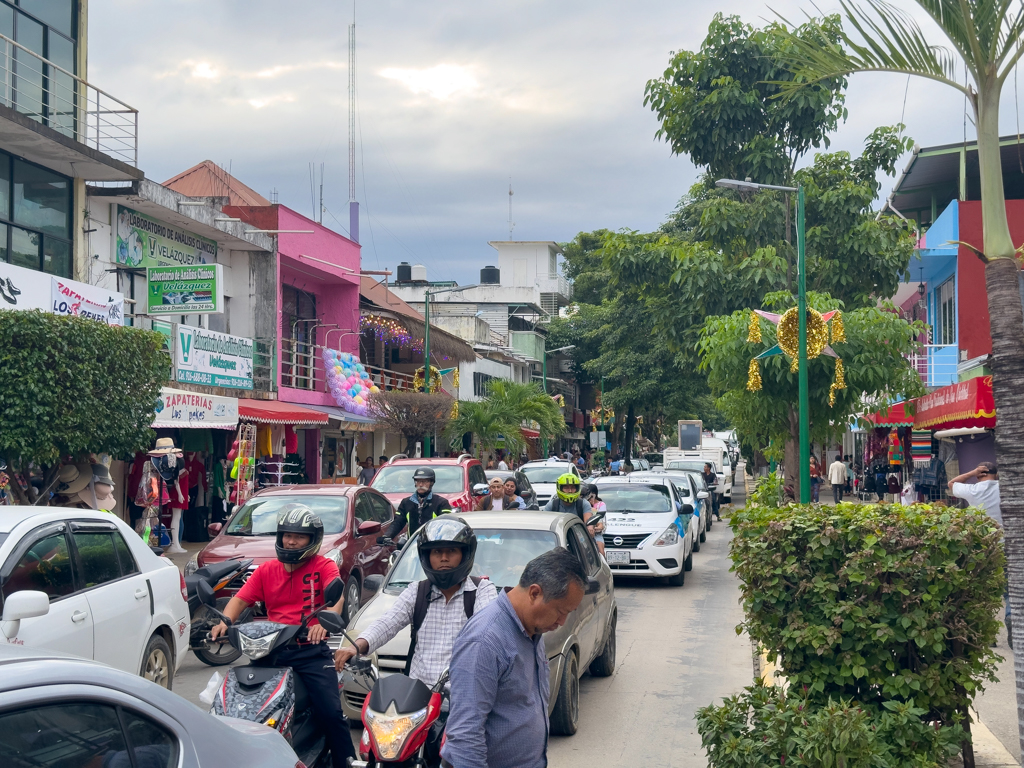 eine der Hauptstrassen durch Palenque