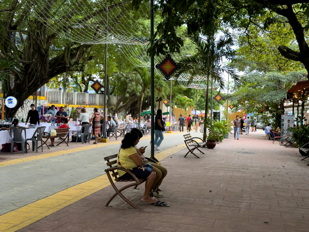 Kleiner Markt an der Kirche hin zum Zocalo in Palenque