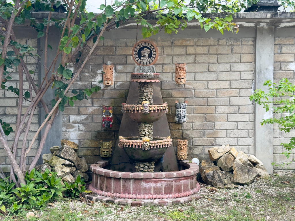 Kleiner Brunnen in einer Nebenstrasse in Palenque