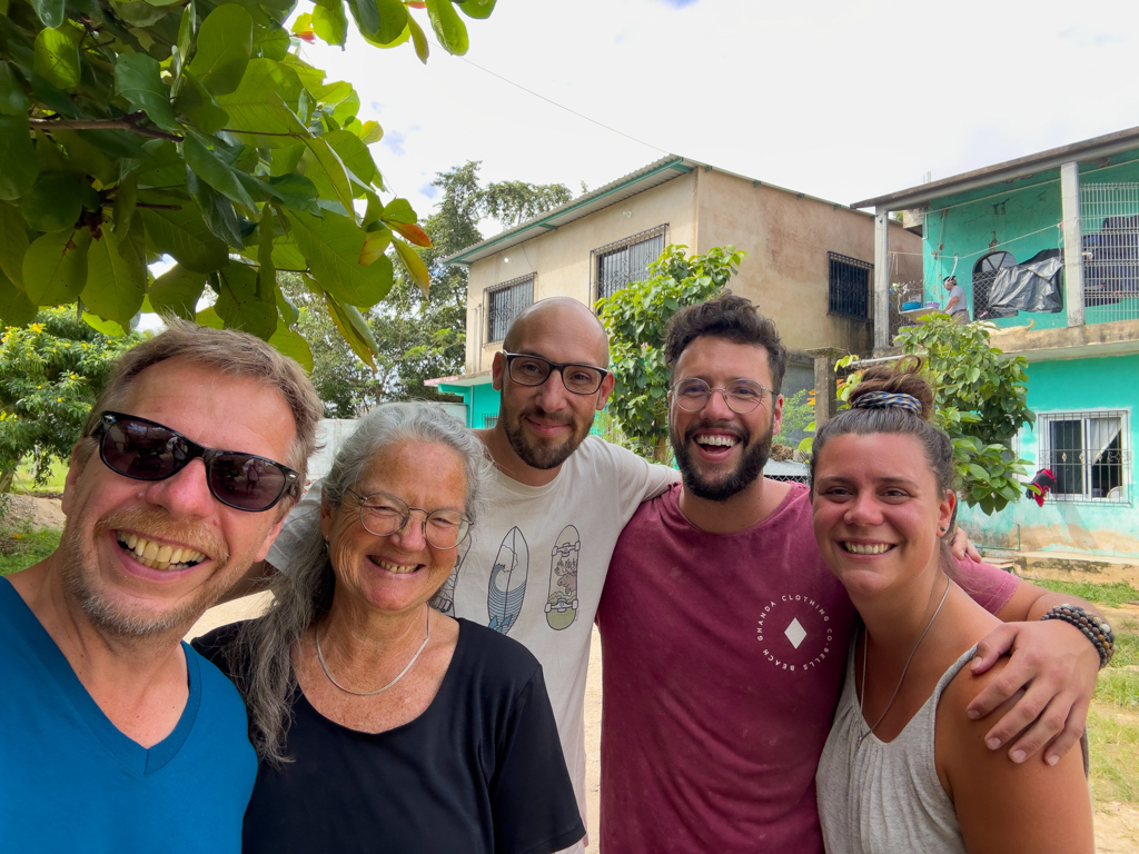 Abschiedsfoto bei Pedro: JoMa, Roland, Jon und Julia