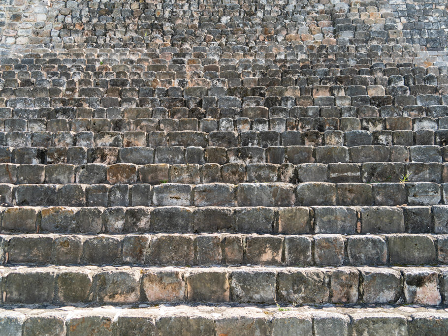 Treppen eines Tempels in den Oxkintok Pyramiden und Ruinen