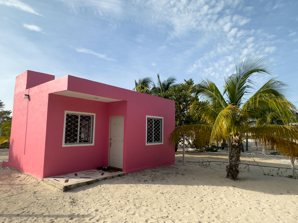 Casa Mahe mit Palmen auf dem sandigen Grundstück