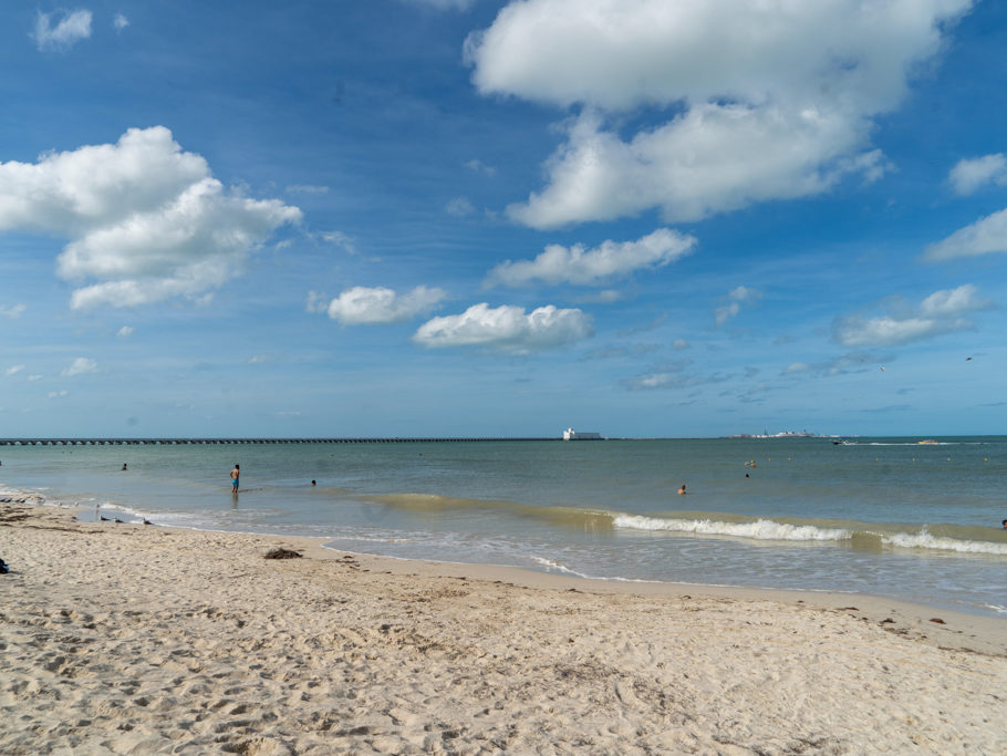 Strand von Progreso, im Hintergrund eines der weltweit längsten Piers (6.5 km)