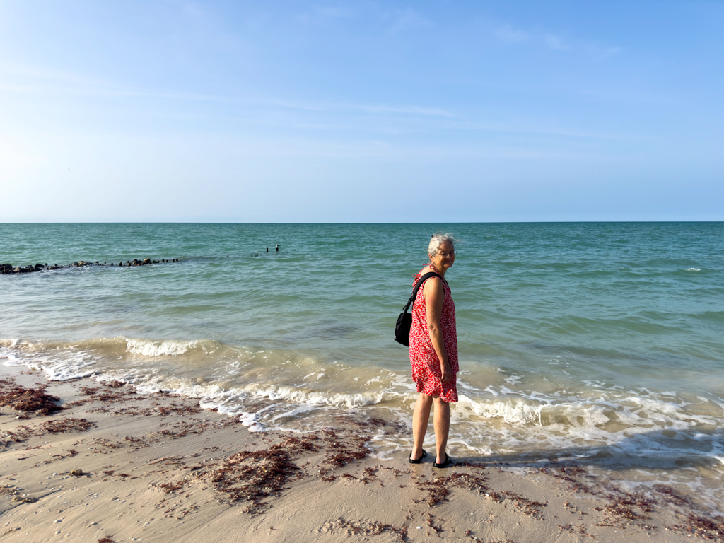 Ma hält schon mal mutig die Füsse ins kalte Meer