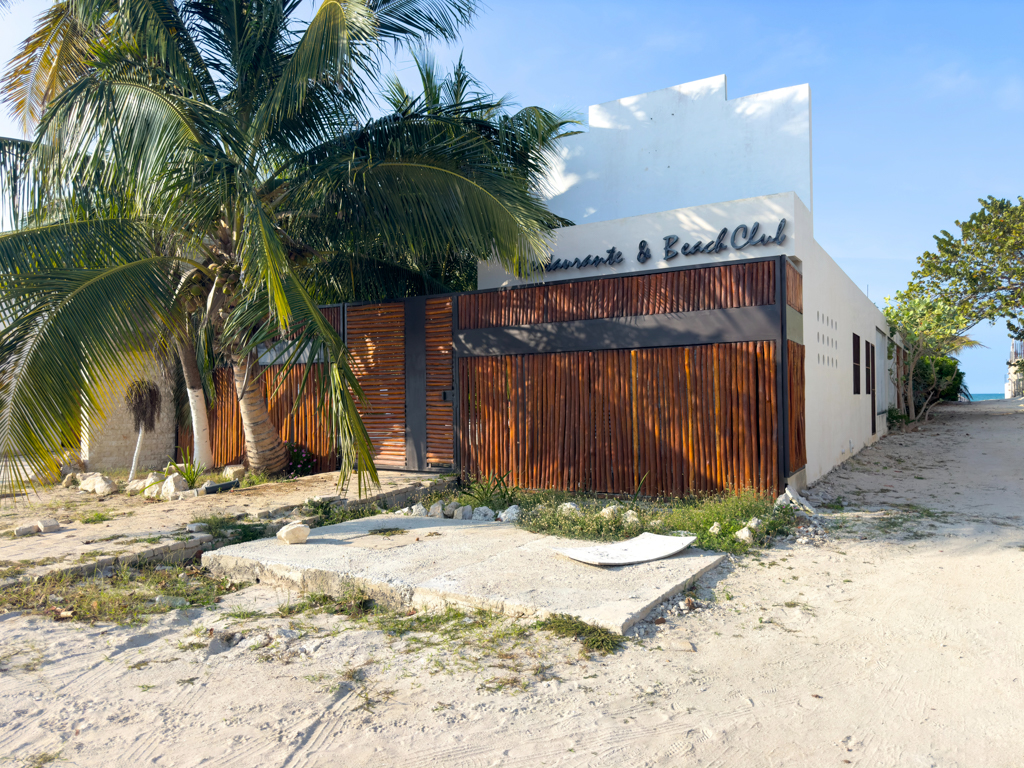 Der Beach Club nur 1 Minute von uns entfernt auf der anderen Strassenseite