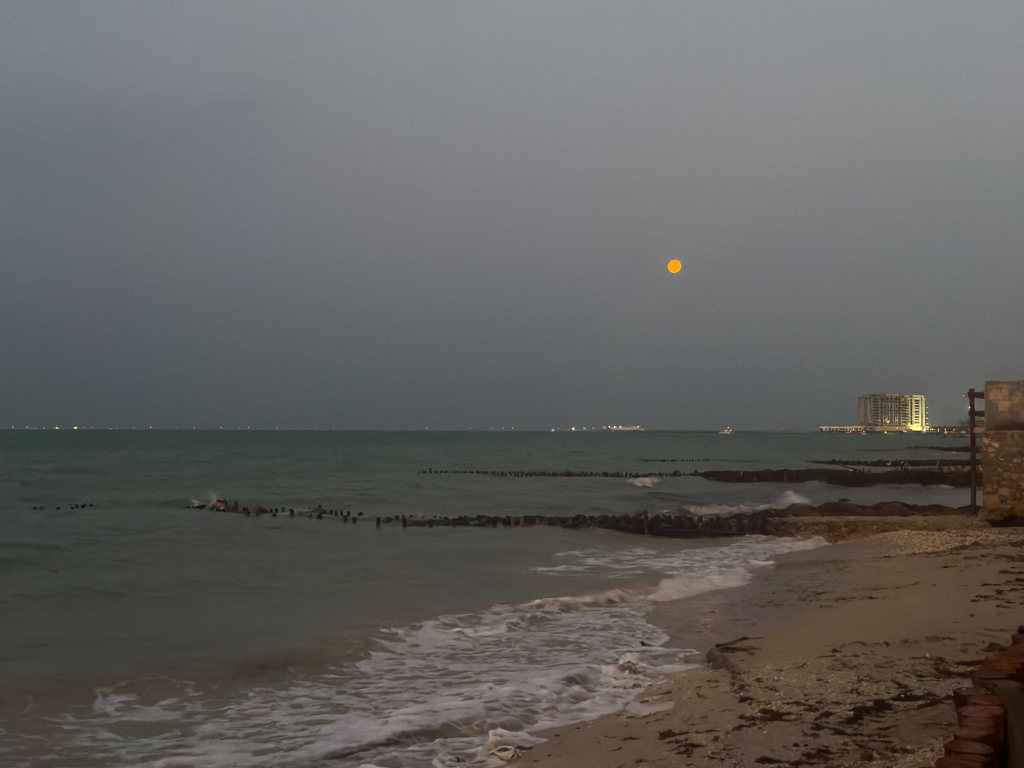 Vollmond über dem Meer. Am Abend im Beach Club