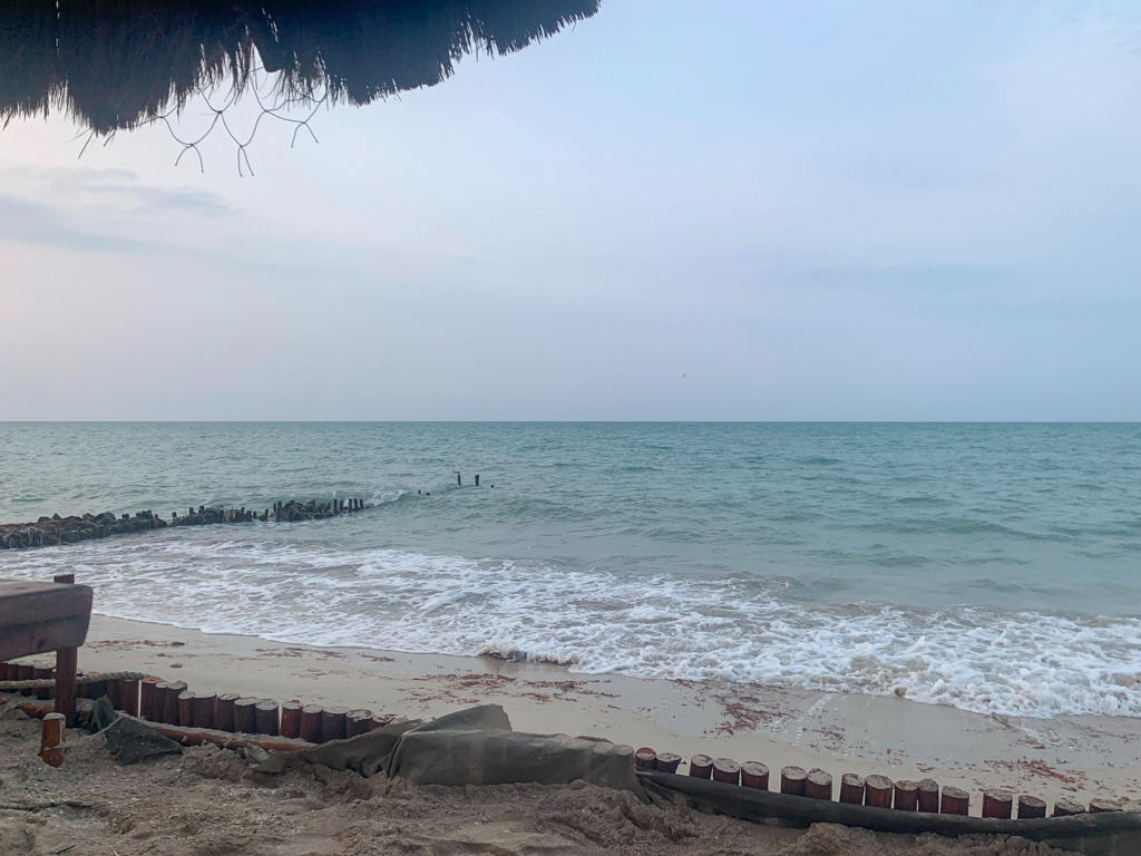 Geburtstag im Beach Club. Heute sehen wir das low tide ist. Gestern gab es hier keinen Strand.