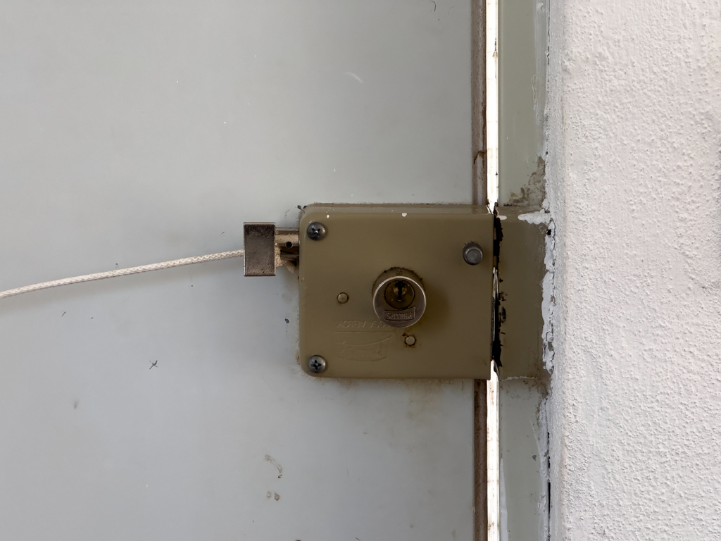 Türschloss mit Seilzug von innen aus gesehen