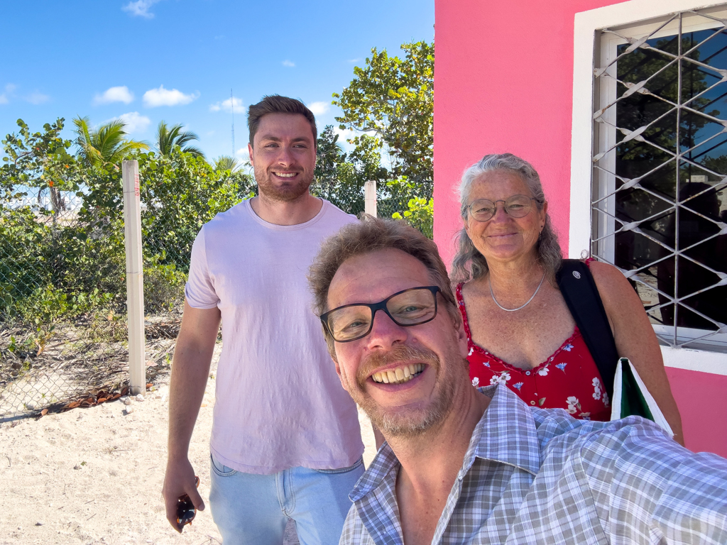 Adieu kleines rosa Märchenschloss. JoMa Selfie mit Tobias unserem Landlord