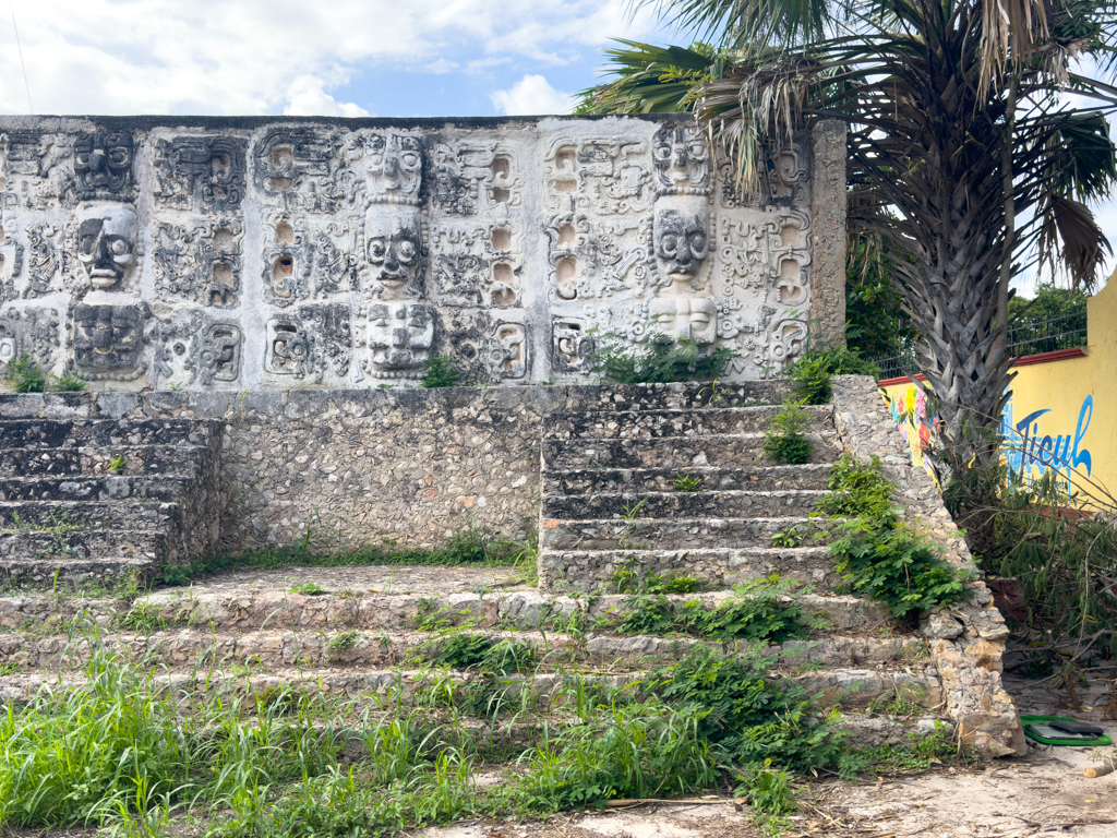 Relief und Skulpturenwand. Eine kunstvolle Nachbildung im Maya Stil