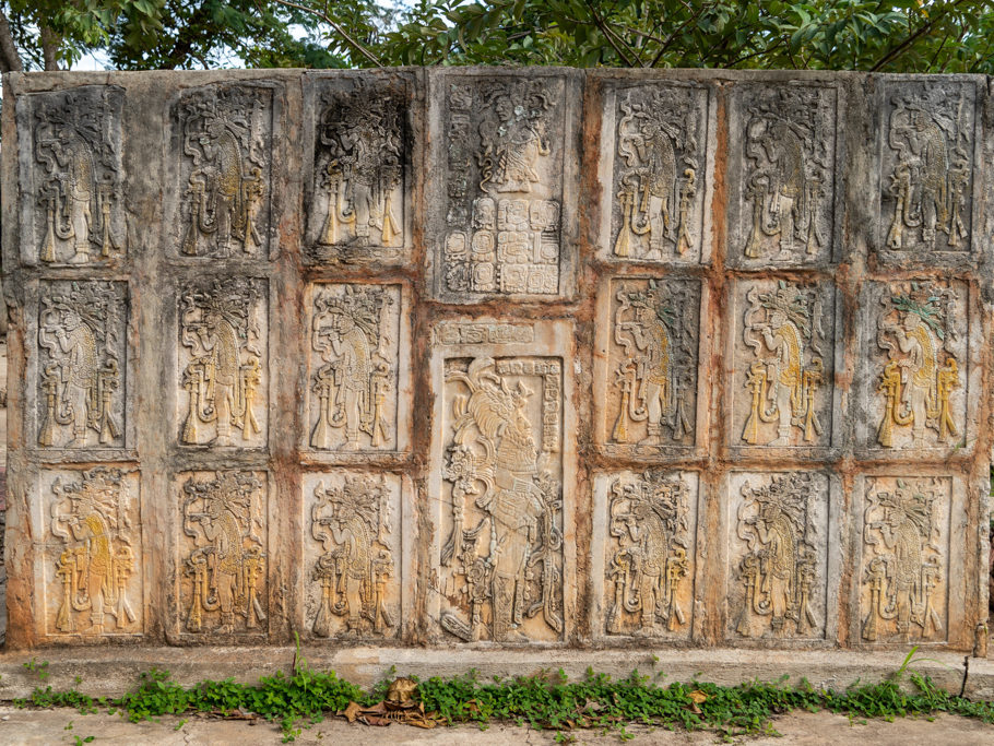 Kunstvolle Reliefs mit Maya Darstellungen. Ein Ausstellungsstück der Arte Maya de Ticul ganz im Stil der Maya Kultur