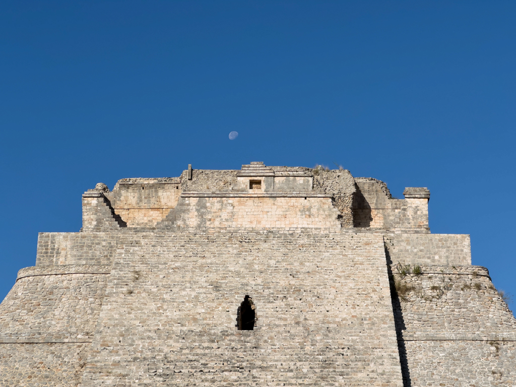 der abnehmende Mond über der gossen Pyramide des Zauberers hier in Uxmal