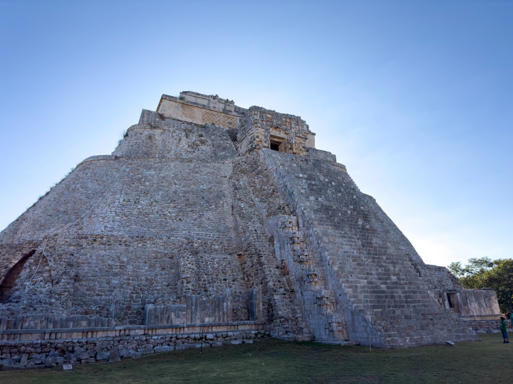 Nochmals die grosse Pyramide des Zauberers aus einer anderen Perspektive