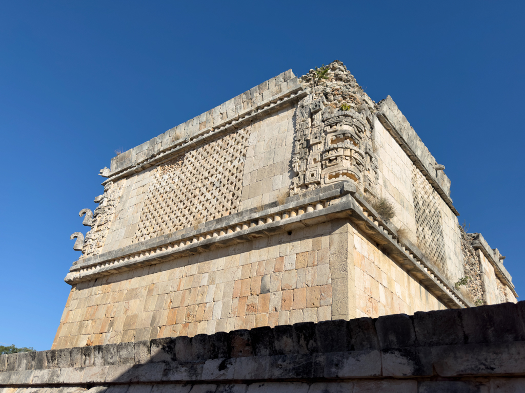 Auf der einen Seite Verzierungen mit Elefantenrüssel Darstellungen, auf der anderen Seite Reliefs von Gottheiten