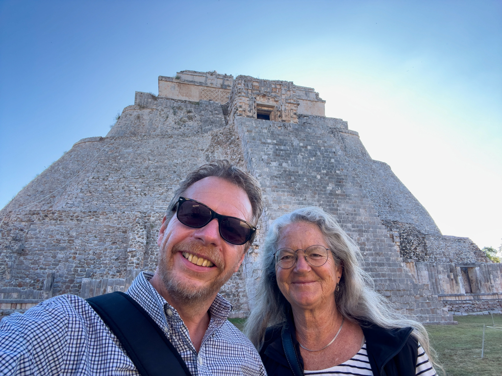 JoMa vor der Westansicht der grossen Pyramide des Zauberers mit dem Zugang zu den Tempeln I und IV