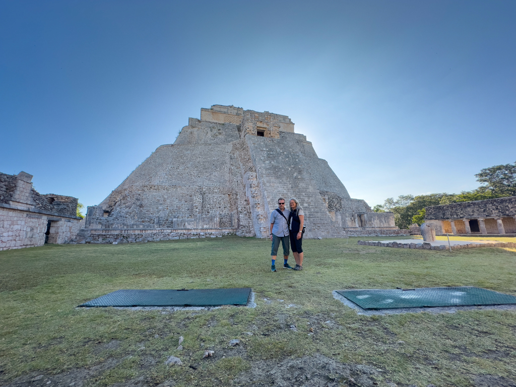 JoMa vor der Westansicht der grossen Pyramide des Zauberers mit dem Zugang zu den Tempeln I und IV