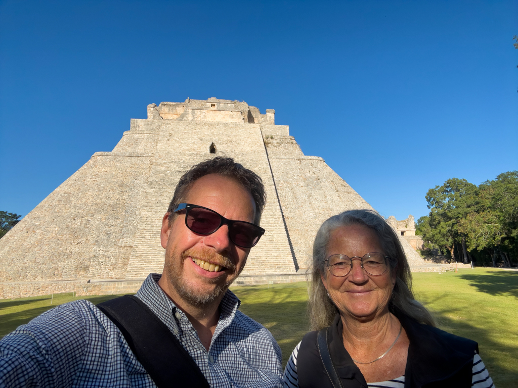 JoMa Selfie vor der grossen Pyramide es Zauberers mit ihren runden Ecken