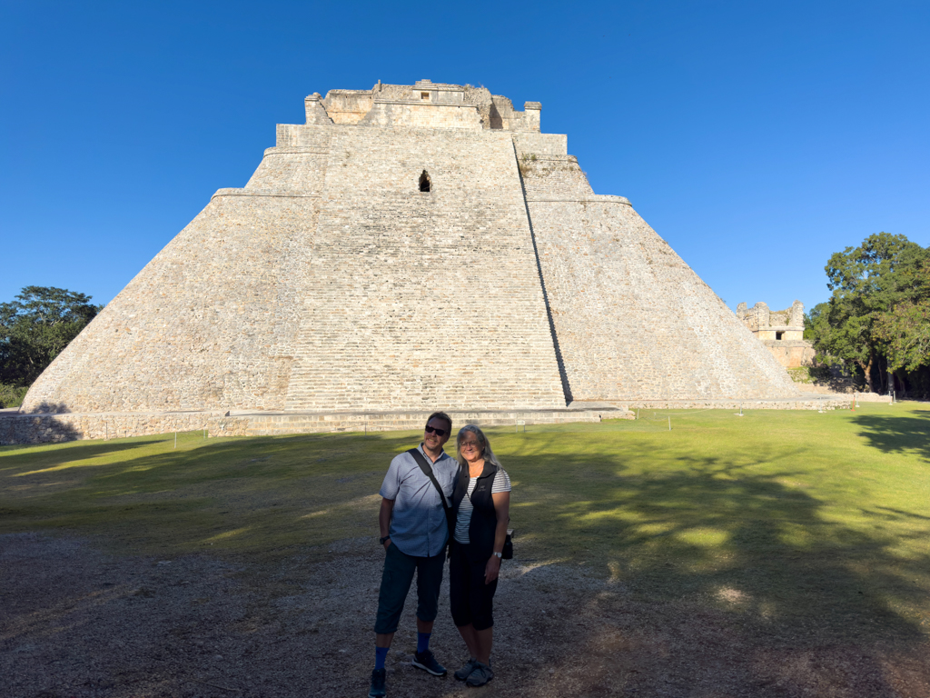 JoMa vor der grossen Pyramide es Zauberers mit ihren runden Ecken