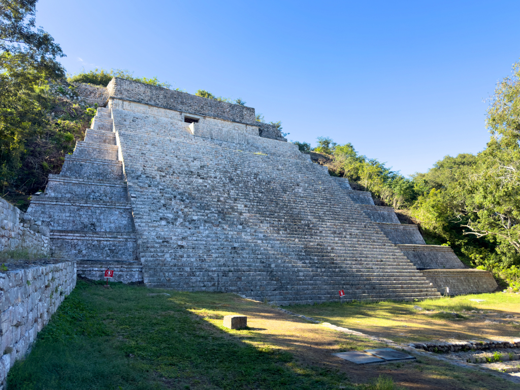 Hauptpyramide in der Nähe des Gouverneurpalastes