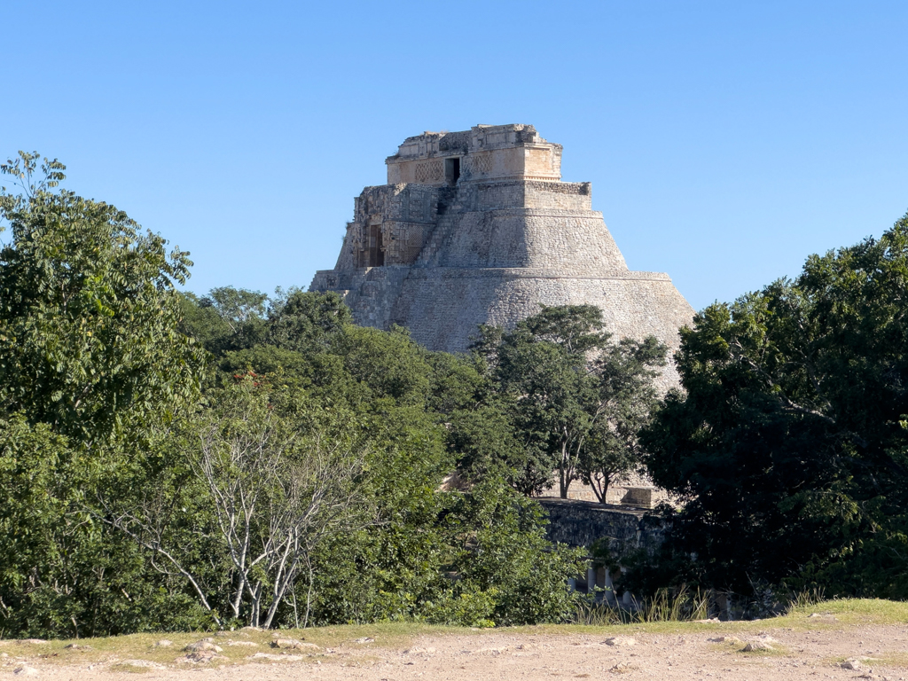 Blick auf die Pyramide des Zauberers vom Gouverneurspalast aus gesehen