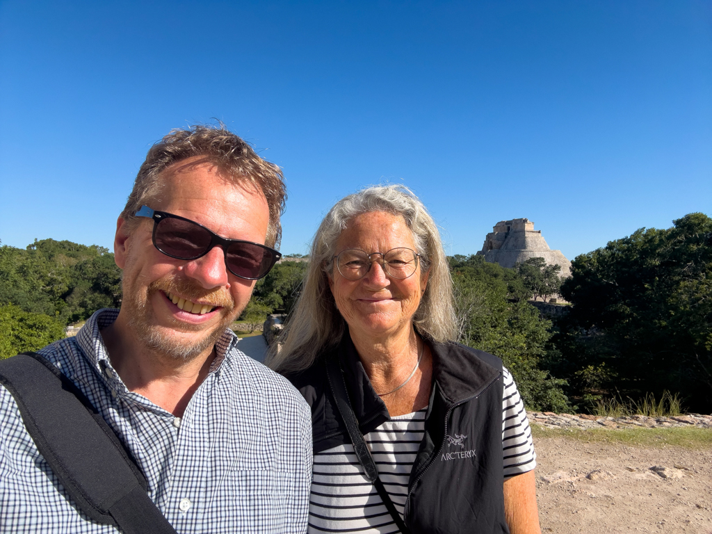 JoMa Selfie mit Blick auf die Pyramide des Zauberers vom Gouverneurspalast aus gesehen