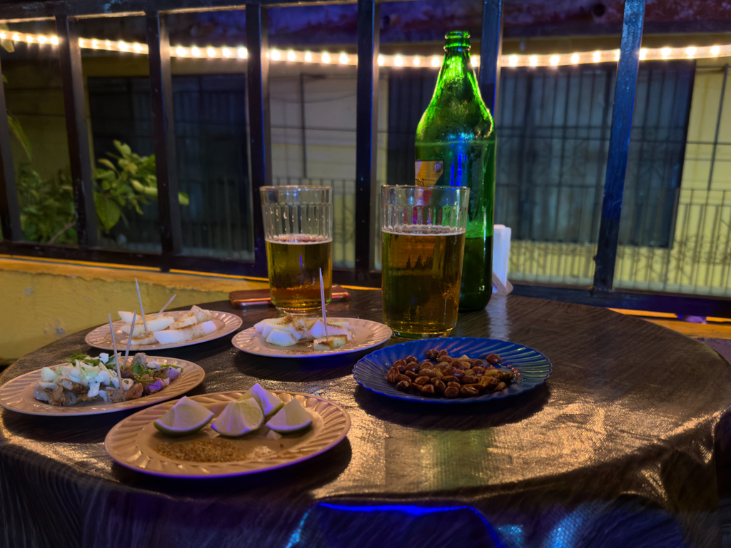 Ein Bierchen und kleine Häppchen in Roger's Rooftop Bar in Izamal