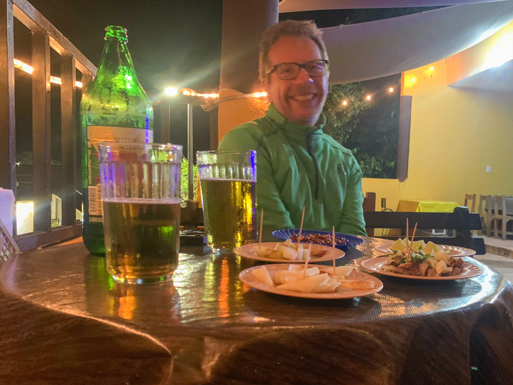 Jo in der Rooftop Bar; er freut sich über die kleinen Häppchen