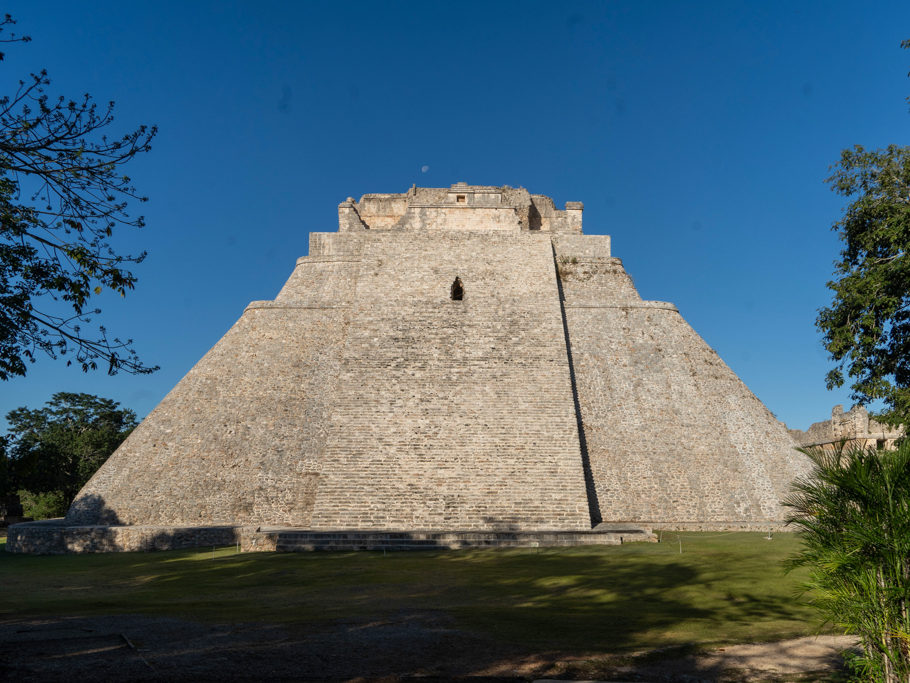 Man sieht sie schon am Eingang: Die grosse Pyramide es Zauberers mit ihren runden Ecken