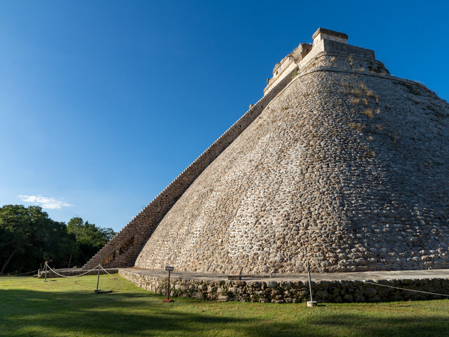 hier sieht man deutlich eine der runden Ecken der Pyramide es Zauberers mit der hohen und steilen Steintreppe davor