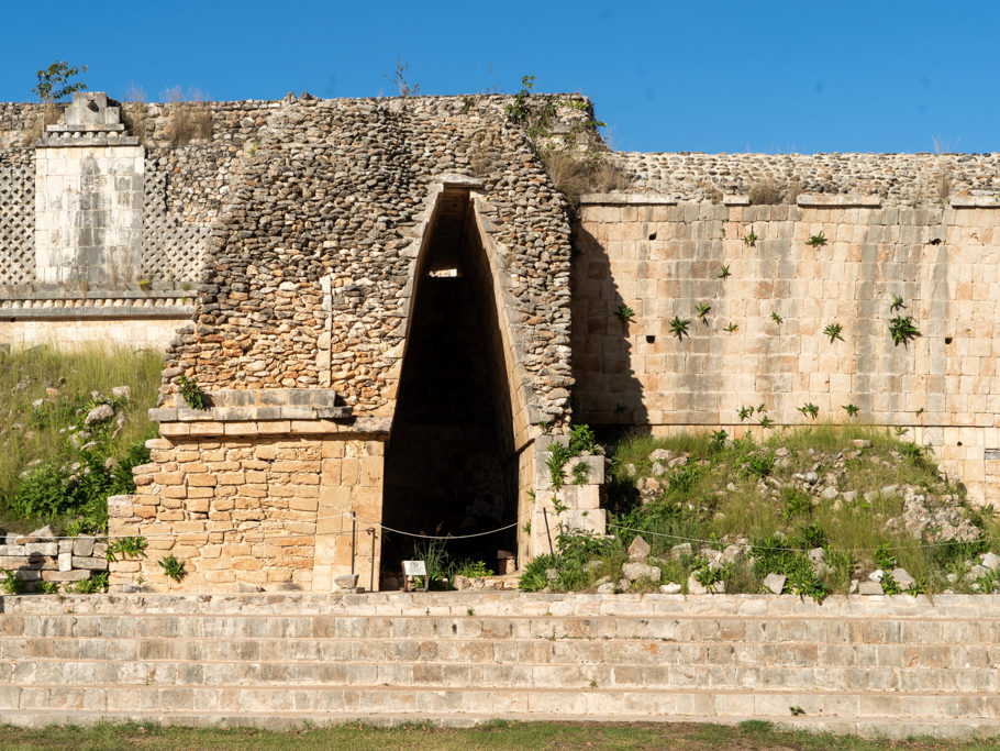 Querschnitt der typischen Bauform eines Raumes während der Maya Kultur