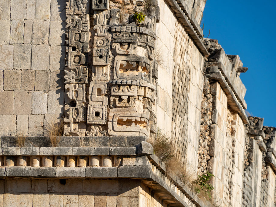 Reliefs von Gottheiten mit anderen Verzierungen und Fassaden