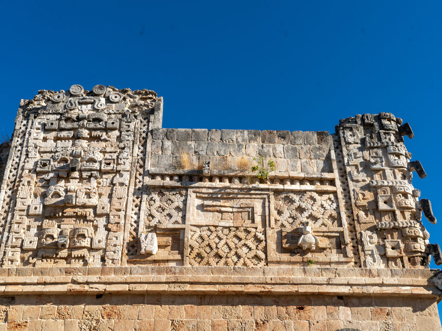 Verzierte Fassade mit Ornamenten und Reliefs. Links Darstellungen verschiedener Gottheiten